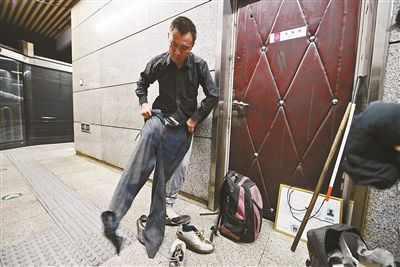 只有在賣藝時(shí)，李大鵬才會(huì)換上破舊的衣服