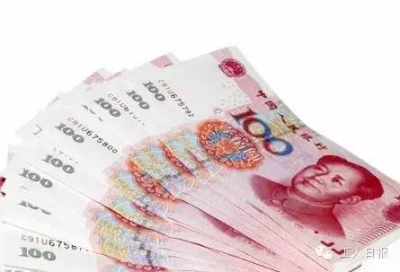 按照4月1日起上海執(zhí)行的月最低工資標(biāo)準(zhǔn)2190元計(jì)算，勞動(dòng)者在5月1日當(dāng)天加班，每天的加班工資至少有302元。如果3天都加班、不調(diào)休，加班工資至少有704元。