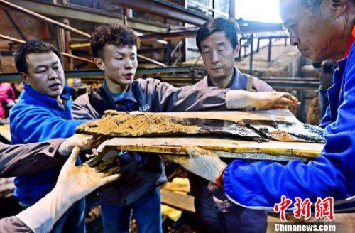 圖為南昌西漢?；韬钅怪鳂∈铱脊虐l(fā)掘現(xiàn)場(chǎng)出土了一組漆器“屏風(fēng)”?！」?攝