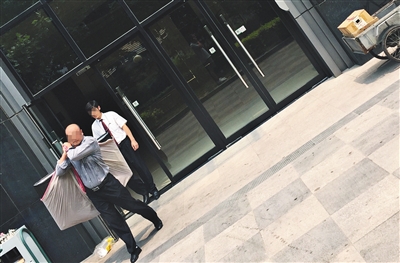 昨日11時許，新華聯(lián)國際公寓門口，一男子將電視等賭具轉移，后被警方控制