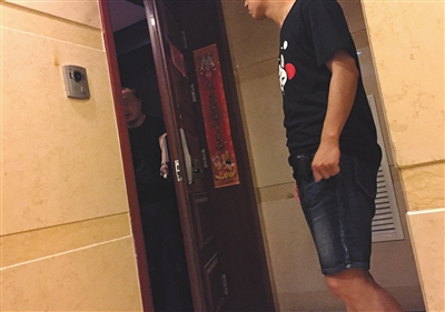 新華聯(lián)國際公寓23層，辦案民警陸續(xù)進入涉案房間