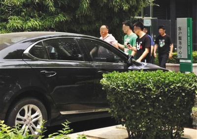 昨日下午，北京警方從新華聯(lián)國際公寓內(nèi)帶出一名男子