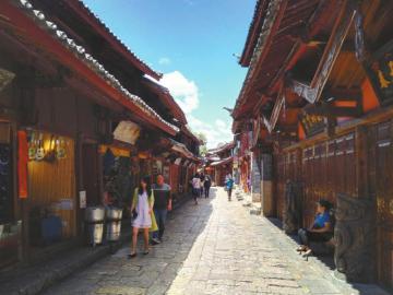 6月3日中午，麗江古城街道上游客稀少。