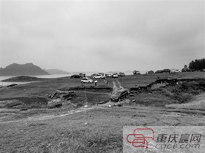 10日，約30輛自駕車被困在長壽湖的這片湖灘上。