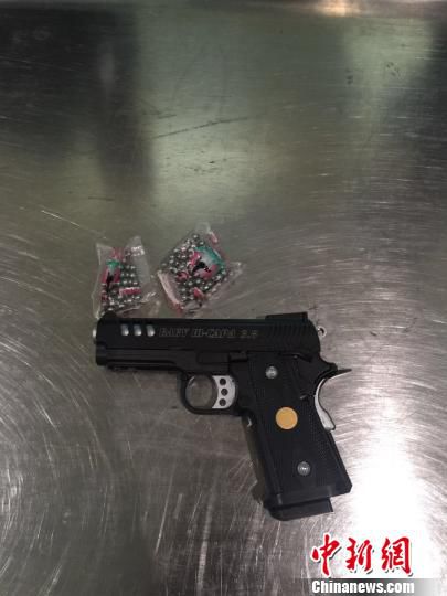 圖為查獲的空氣動力槍和鋼珠彈?！＄娦馈z