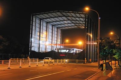 昨日夜間，河北北戴河，“巴鐵”1號(hào)試驗(yàn)地，工作人員正在對(duì)車(chē)體進(jìn)行施工檢修。