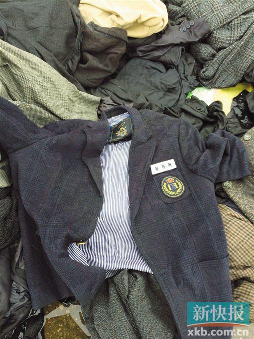現(xiàn)場(chǎng)查獲的一件韓國(guó)校服。 鄭雁虹/攝