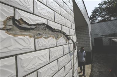 村民家被閃電擊中，墻上的瓷磚被打壞