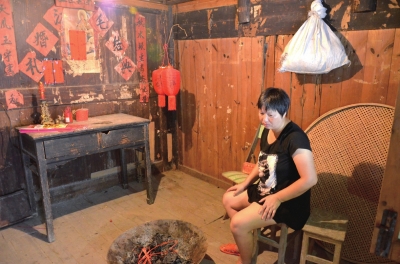 邱巧媚經(jīng)常一個(gè)人坐在屋里發(fā)呆。本版圖片京華時(shí)報(bào)記者 韓林君 攝