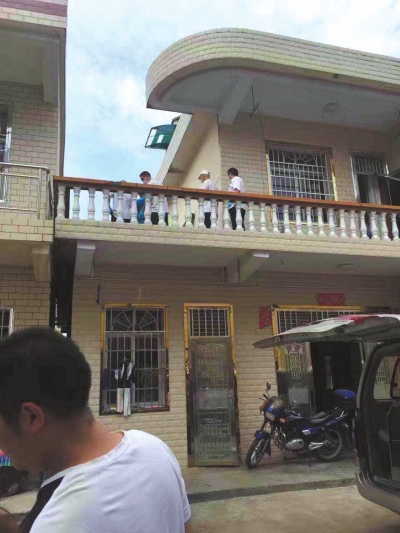 警方在嫌疑人鄰居家二樓露臺上發(fā)現(xiàn)女孩尸體。 家屬供圖