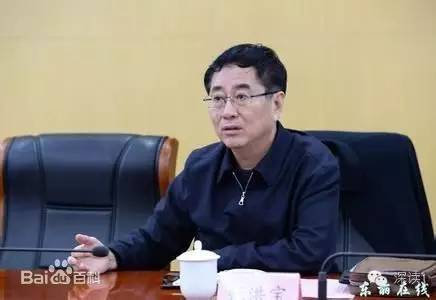 通報(bào)指出，張洪寶眼看著幾年前還不知名的個(gè)體老板搖身一變成為大企業(yè)家，心里既艷羨又發(fā)酸，滋生了“我為他們贏得了好的發(fā)展機(jī)遇，收些款物就權(quán)當(dāng)是對(duì)我這些年辛勤工作的一種補(bǔ)償”的念頭。于是他開始熱衷于與身邊的企業(yè)老板拉拉扯扯、勾肩搭背，剛開始只是幾頓飯、幾張卡，日積月累，越陷越深，不給錢不辦事，給了錢才辦事，在東麗人稱