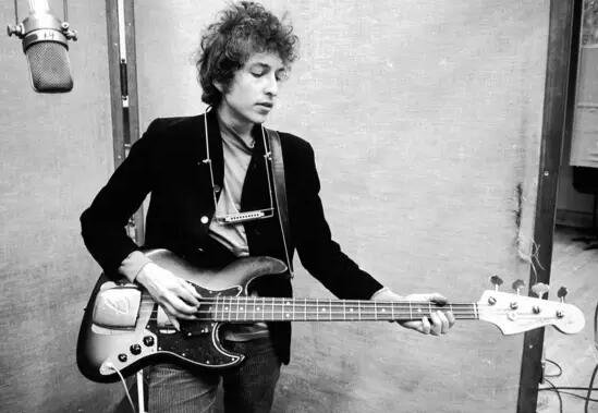 此處外事兒(微信ID：xjb-waishier)要替一個人心疼10秒鐘——自2009年以來連續(xù)八年被視為諾貝爾文學獎熱門人選的日本作家村上春樹。