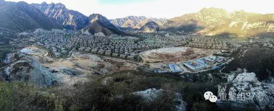 河北淶水“青青小鎮(zhèn)”1-6期全景圖，上百棟別墅組成的別墅群依山而建。部分山體被炸平，準(zhǔn)備建起聯(lián)排雙拼別墅。    新京報記者 大路 攝