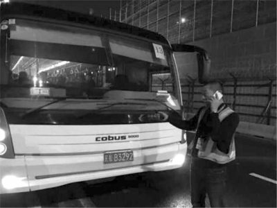 事發(fā)擺渡車。網(wǎng)絡圖片