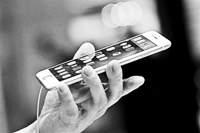 事實(shí)上，很多專業(yè)人士認(rèn)為蘋果回到美國(guó)生產(chǎn)不切實(shí)際的真正原因在于美國(guó)缺乏足夠的產(chǎn)業(yè)工人和配套產(chǎn)業(yè)鏈。一家風(fēng)險(xiǎn)投資公司的合伙人就表示：“目前美國(guó)在消費(fèi)電子產(chǎn)品領(lǐng)域已經(jīng)不具備供應(yīng)鏈。這種供應(yīng)鏈不僅僅指的是原材料和核心部件，而且還包括具有一定能力的熟練技術(shù)工人?！? complete=