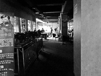 在關(guān)嶺縣，臺(tái)球廳成了輟學(xué)孩子消磨時(shí)光的最好去處 攝影/本報(bào)記者 楊寶璐