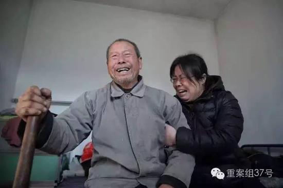 聶樹斌父親得知聶樹斌被判無罪消息后失聲痛哭。 新京報記者 彭子洋 攝