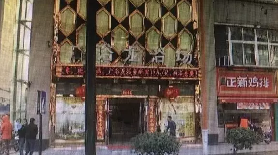 張阿姨說，附近柜臺一名工作人員，說什么也不讓她在這塊走廊哄孫女，幾句不和，雙方吵了起來。