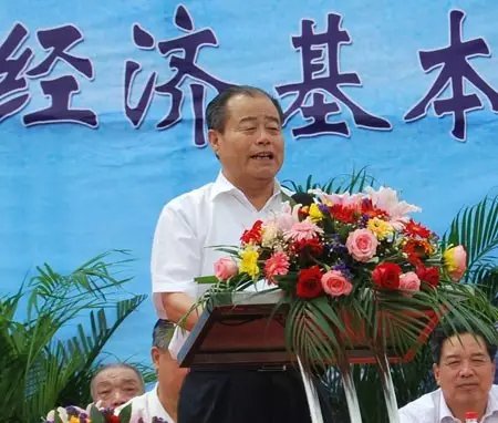 信發(fā)集團(tuán)發(fā)展成為一家集發(fā)電、供熱、氧化鋁、電解鋁、碳素、燒堿、聚氯乙烯、電石、鋁深加工等產(chǎn)業(yè)于一體的現(xiàn)代化大型企業(yè)集團(tuán)，位于山東聊城茌平縣。2016年10月，信發(fā)集團(tuán)董事局主席張學(xué)信在接受山東商報(bào)采訪時(shí)表示，44年企業(yè)沒(méi)有一名員工離職。