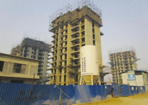 爛尾的現(xiàn)代國際汽貿(mào)城配套住宅項目。