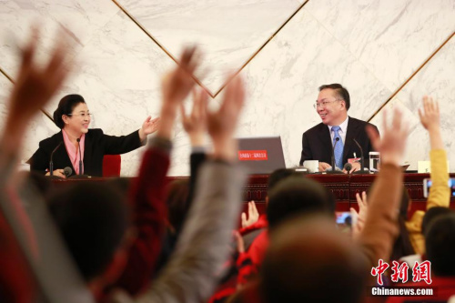 資料圖：2016年3月2日，全國政協(xié)十二屆四次會(huì)議新聞發(fā)布會(huì)在北京人民大會(huì)堂舉行，大會(huì)新聞發(fā)言人王國慶(右)回答中外記者提問。中新社記者 盛佳鵬 攝