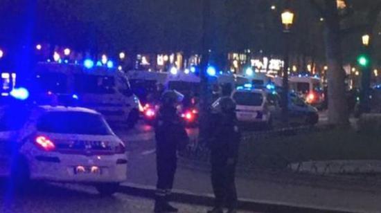 據(jù)英國(guó)廣播公司（BBC）消息，巴黎警方稱，巴黎中部發(fā)生槍擊事件，一名警察死亡，另一名受傷。