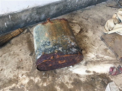 村民參與治理滲坑時使用過的鐵桶，已經被嚴重腐蝕。