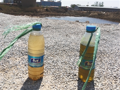 左側水樣取自化肥廠滲坑經過治理的部分，顏色較淺；右側水樣取自同一滲坑未經治理的部分，顏色更深。