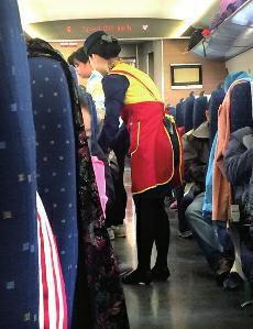 高鐵盒飯價格過高問題，近年來已成為社會熱點話題。高鐵盒飯價格緣何居高不下呢？究竟是盒飯企業(yè)壟斷化經(jīng)營，還是盒飯的成本高？這都需要高鐵相關(guān)部門公開透明，算出明細賬。