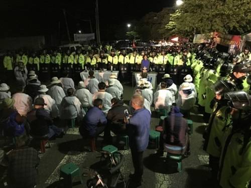 在把薩德搬運(yùn)到星州高爾夫球場(chǎng)過程中，當(dāng)?shù)鼐用窈途彀l(fā)生對(duì)抗沖突圖據(jù)網(wǎng)絡(luò)