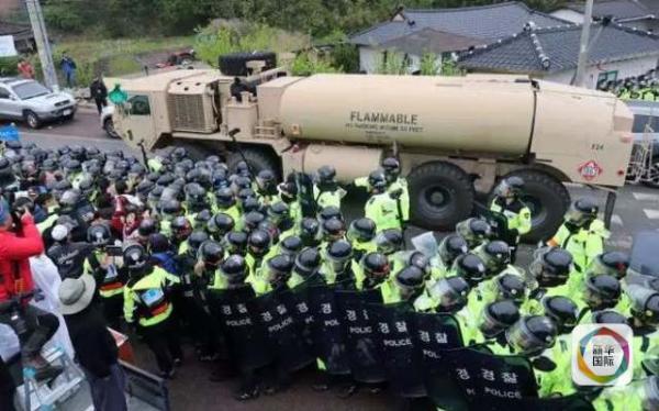 凌晨4時(shí)30分左右，駐韓美軍向“薩德”系統(tǒng)部署地星州高爾夫球場(chǎng)運(yùn)送“薩德”相關(guān)裝備。約有20多輛卡車(chē)和軍用拖車(chē)進(jìn)入星州高爾夫球場(chǎng)，其中裝有兩臺(tái)導(dǎo)彈發(fā)射架、X波段雷達(dá)及作戰(zhàn)指控中心等裝備。