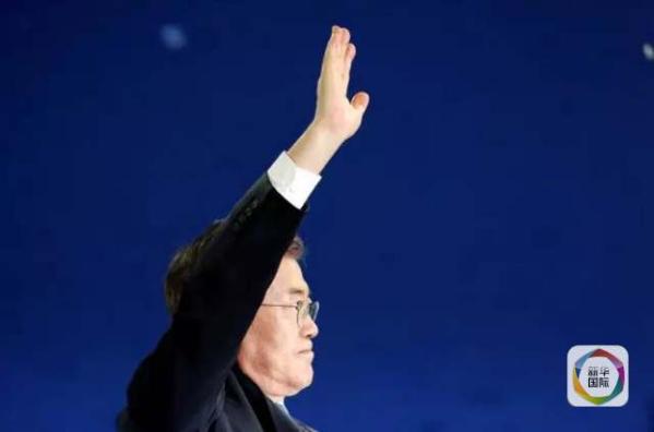 目前民調(diào)領(lǐng)先的共同民主黨候選人文在寅方面當(dāng)天上午表示，強(qiáng)行在星州部署“薩德”的做法“無(wú)視國(guó)民意愿和程序”，實(shí)際上切斷了下屆政府針對(duì)“薩德”相關(guān)政策的判斷余地。