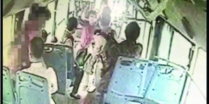 女司機(jī)路見(jiàn)不平一聲吼，小女孩方才脫身 視頻截圖