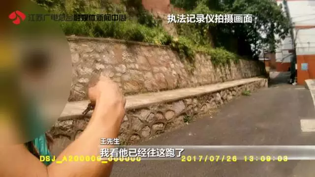 10歲女孩稱在小區(qū)內(nèi)被綁架 監(jiān)控畫面卻是這樣一幕 10歲女孩稱在小區(qū)內(nèi)被綁架 監(jiān)控畫面卻是這樣一幕