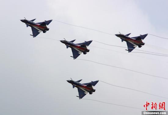 資料圖：殲-10表演機(jī)。<a target='_blank'  _fcksavedurl='http://www.chinanews.com/' _fcksavedurl='http://www.chinanews.com/'>中新社</a>發(fā) 申進(jìn)科 攝