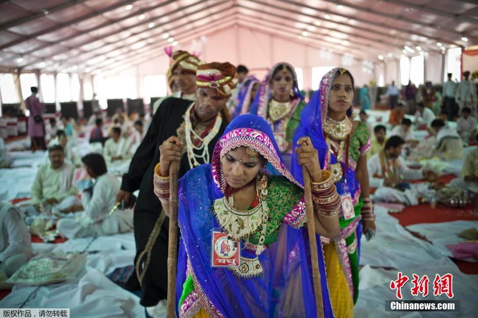 當(dāng)?shù)貢r(shí)間2014年6月15日,印度新德里,印度政府為數(shù)百對貧困新人舉辦集體婚禮。