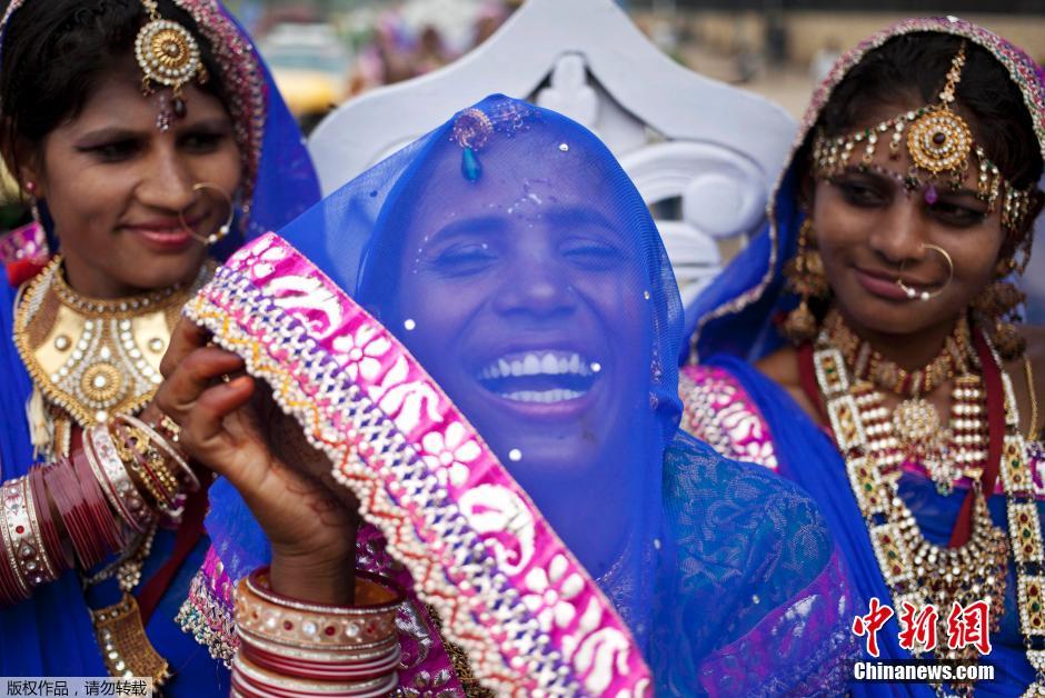 當(dāng)?shù)貢r(shí)間2014年6月15日,印度新德里,印度政府為數(shù)百對貧困新人舉辦集體婚禮。