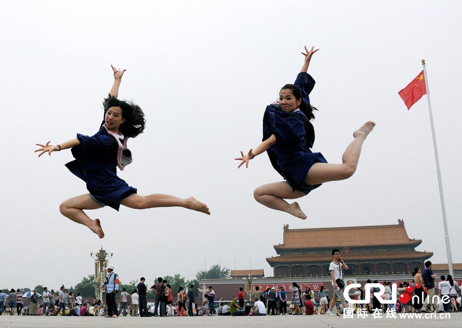 幾名打?qū)W生天安門(mén)廣場(chǎng)創(chuàng)意留影。圖片來(lái)源：金聞/CFP