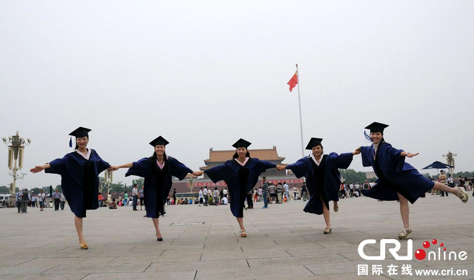 幾名打?qū)W生天安門(mén)廣場(chǎng)創(chuàng)意留影。圖片來(lái)源：金聞/CFP