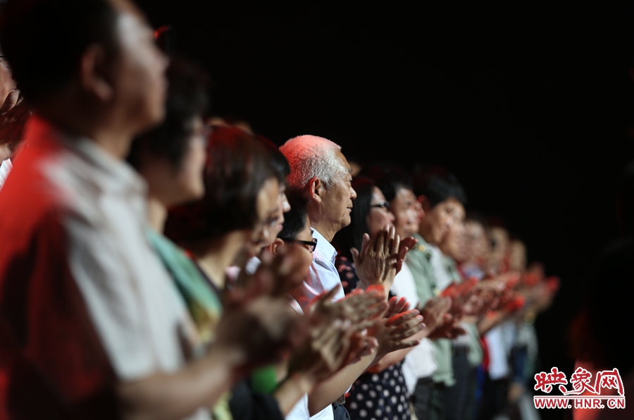 中央電視臺(tái)“時(shí)代楷模”發(fā)布廳，觀眾起立為“編外雷鋒團(tuán)”鼓掌。