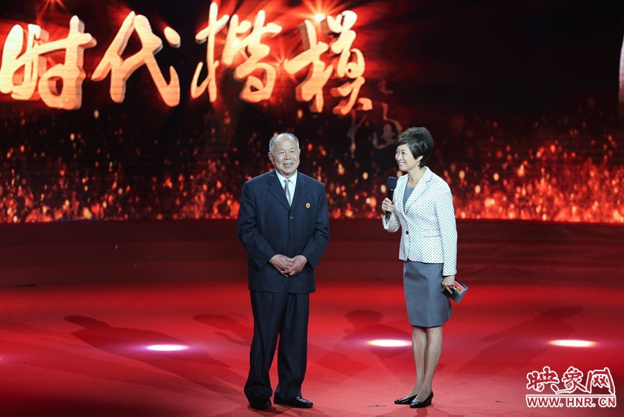 河南鄧州“編外雷鋒團(tuán)”團(tuán)長(zhǎng)，在“時(shí)代楷?！卑l(fā)布廳接受敬一丹訪問。