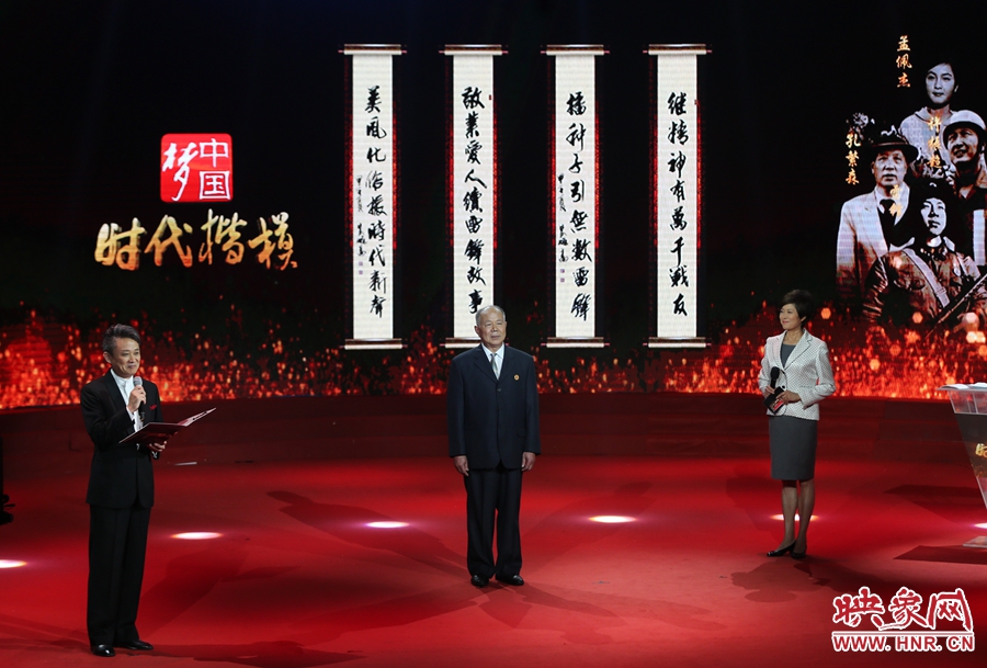 朗誦者現(xiàn)場(chǎng)朗誦贊河南鄧州“編外雷鋒團(tuán)”的楹聯(lián)。