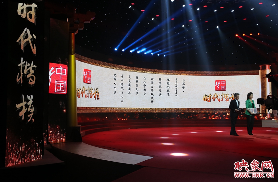 朗誦者朗誦贊河南鄧州“編外雷鋒團(tuán)”詩文。