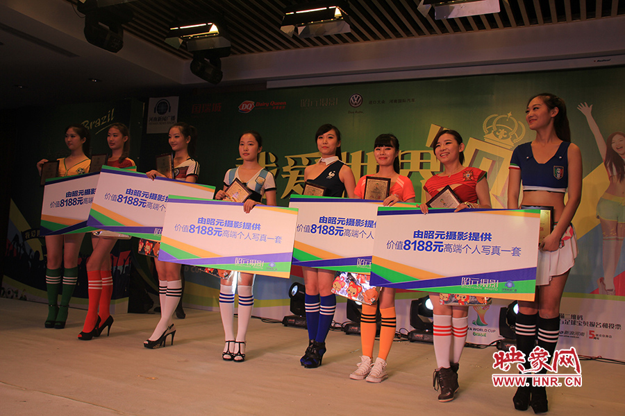 18位足球佳麗通過自我列紹、旗袍走秀、球衣展示三輪比拼，最終8位選手成功勝出。