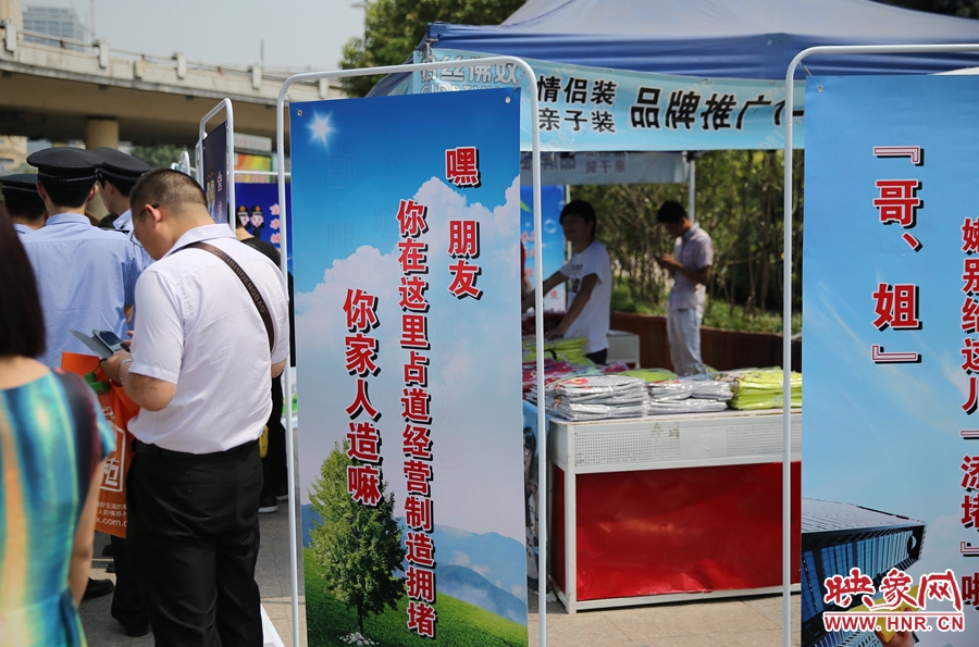 你在這里占道經(jīng)營(yíng)“你家人造（知道）嘛？”