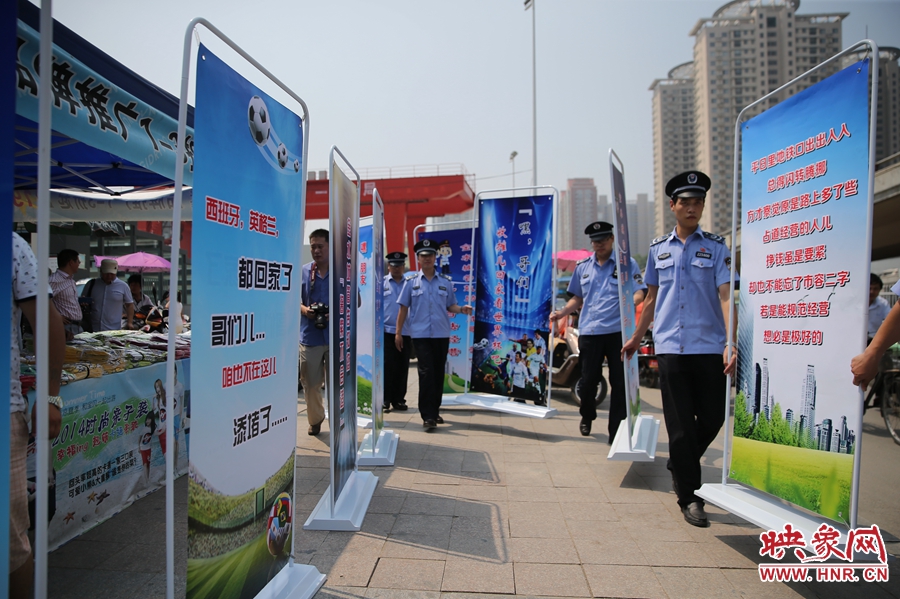 “平日里地鐵口出出入入，總得閃轉(zhuǎn)騰挪......”