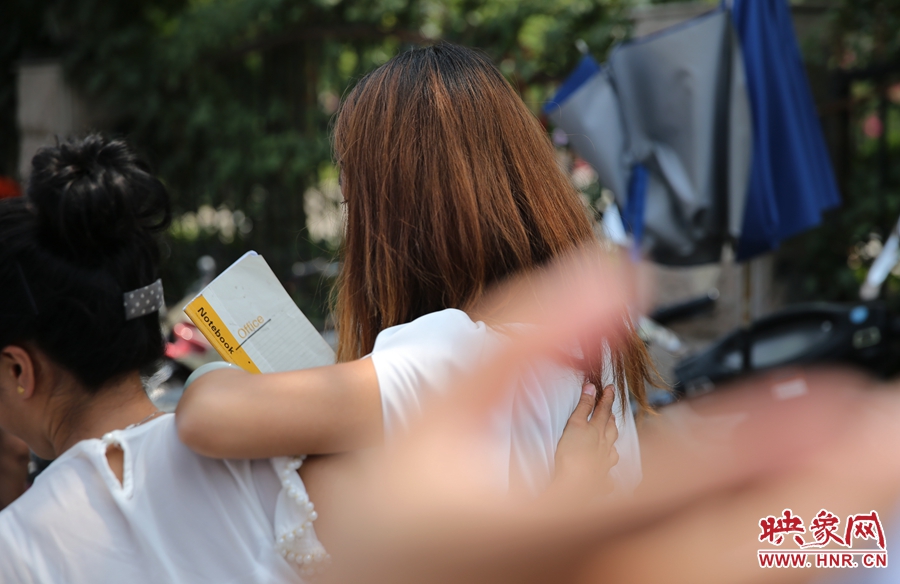 兩名看守?cái)偽坏呐⒁?jiàn)記者拍照離開(kāi)現(xiàn)場(chǎng)。