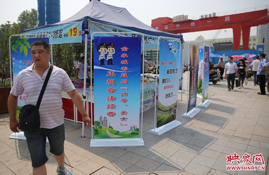 攤位被“圍觀”后，沒(méi)有一單生意，過(guò)往市民叫好。