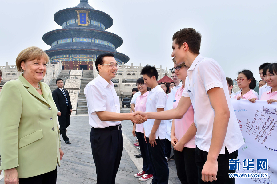 李克強(qiáng)同默克爾與青少年代表親切交流。