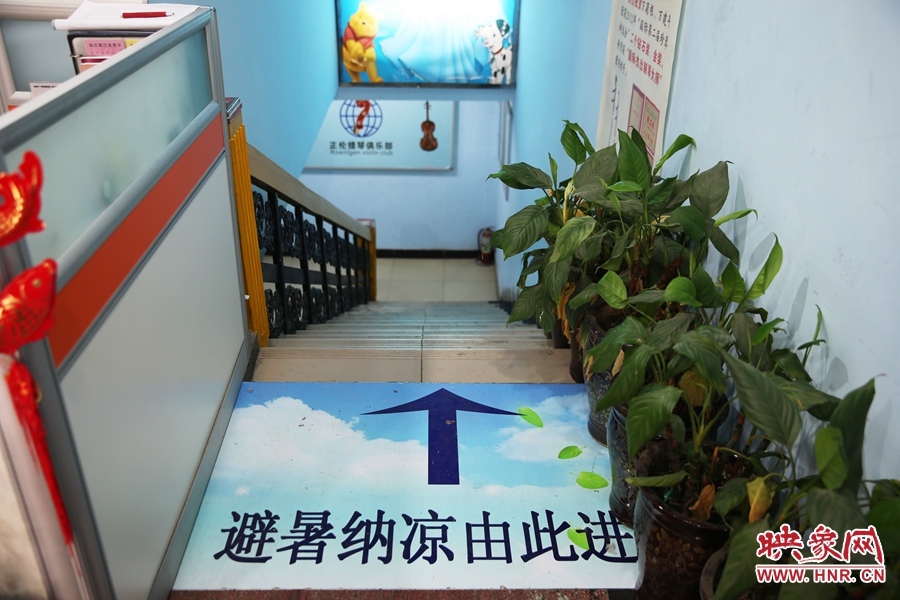 金水區(qū)人防（珠江琴行）納涼點入口處的明顯標識。